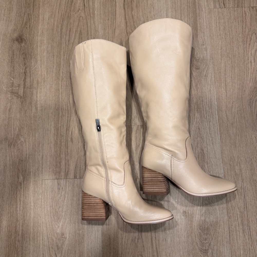 Leila Block Heel Knee High Boot
Vince camuto
Creamy nude
Size 8 wide calf
